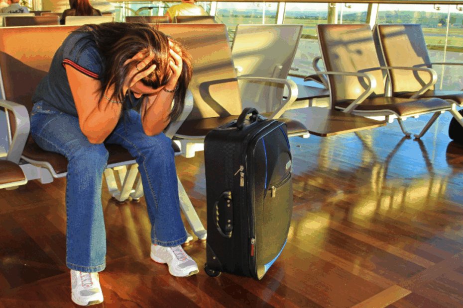 Jovem irritada após seu voo ser cancelado, pensando em como processar companhia aérea.