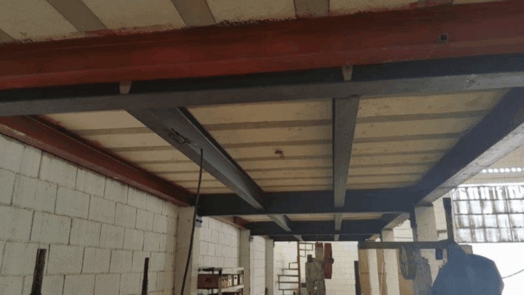 reforço de estrutura metálica em construção