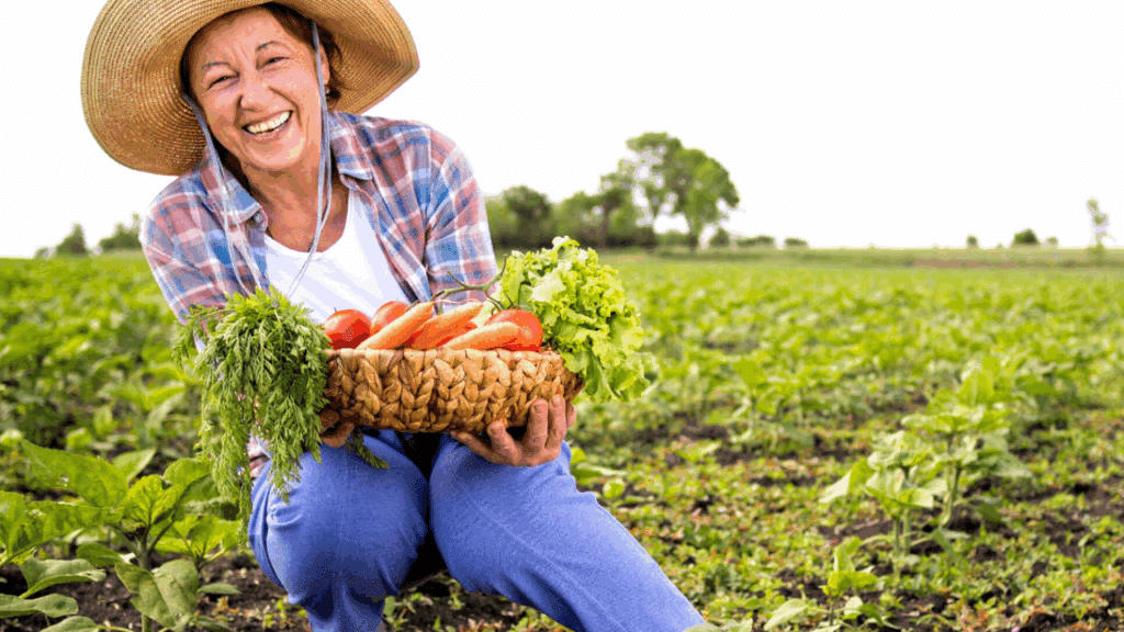 Mulher de meia idade realiza colheita de cenouras no campo representando o empoderamento feminino na agricultura