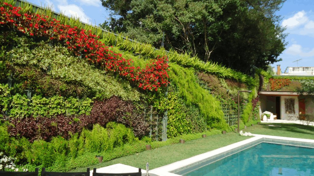jardim vertical em área de piscina em uma residência.