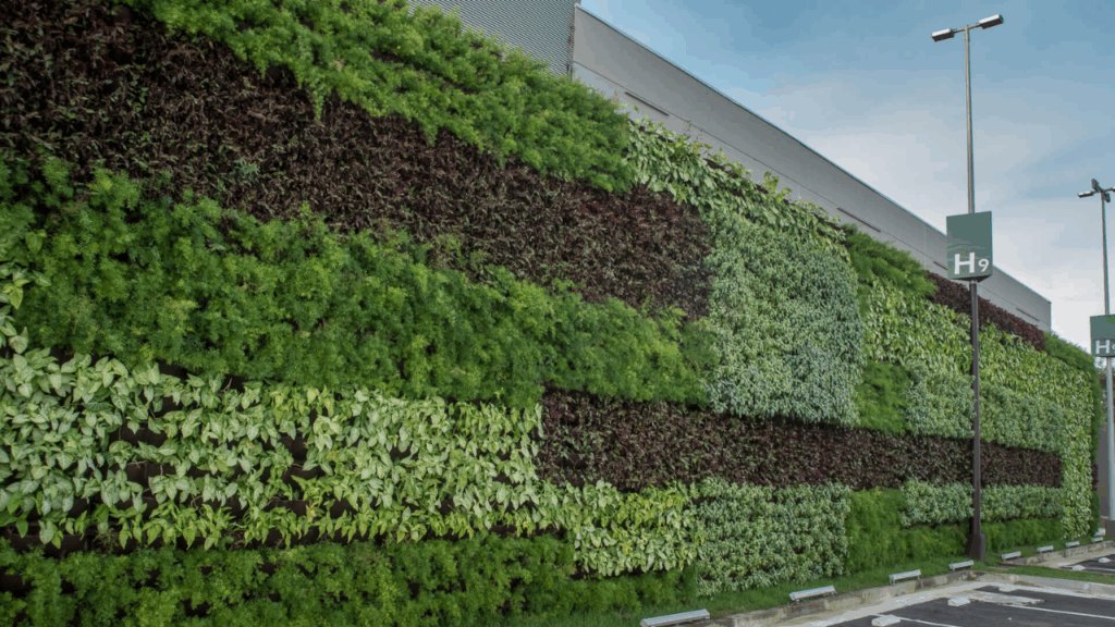 jardim vertical externo em um estacionamento.