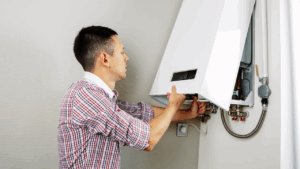 técnico realizando manutenção de aquecedor a gás