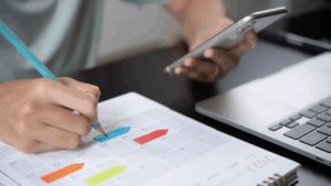 mulher utiliza agenda para organizar demandas.