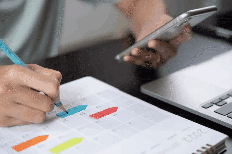 mulher utiliza agenda para organizar demandas.