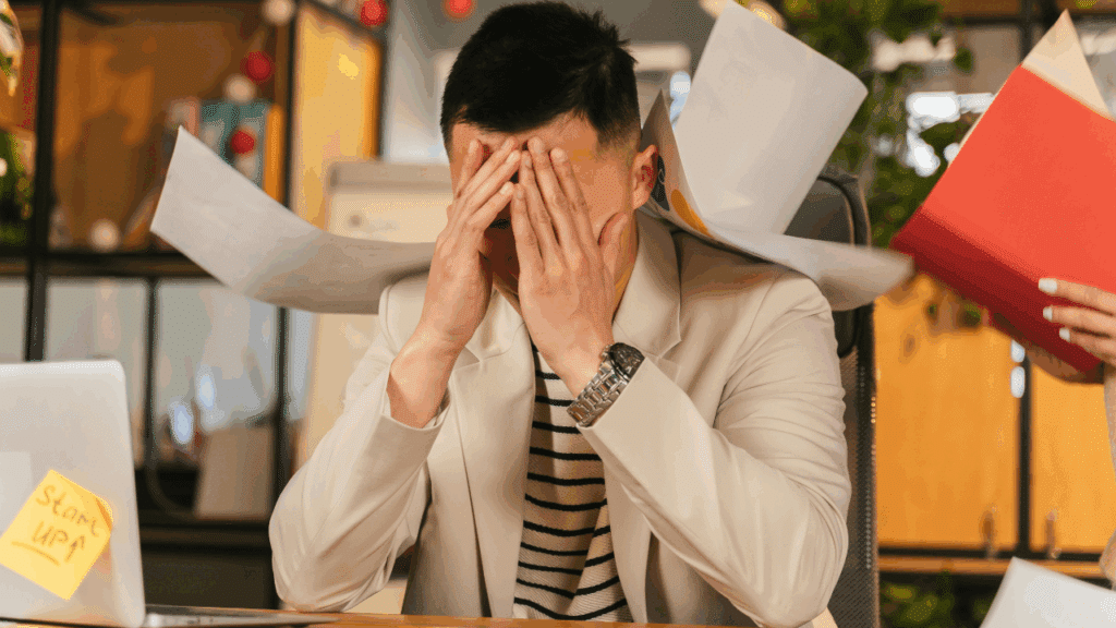 homem estressado/irritado tentando organizar finanças da empresa.