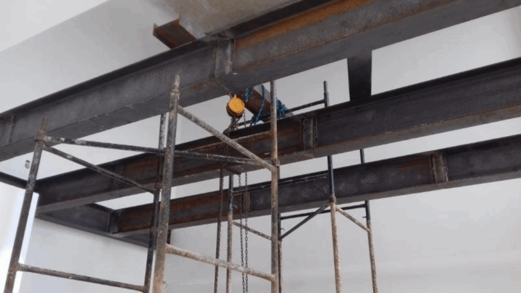 montagem de reforço de estrutura metálica em uma obra residencial.
