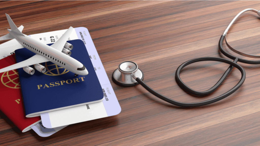 a imagem apresenta uma miniatura de avião, passaportes e um estetoscópio médico representando o seguro viagem.