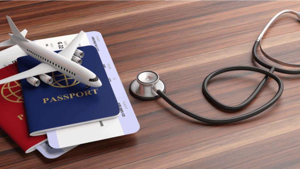 a imagem apresenta uma miniatura de avião, passaportes e um estetoscópio médico representando o seguro viagem.