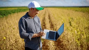 agricultor utiliza tecnologia para fazer a telemetria agrícola
