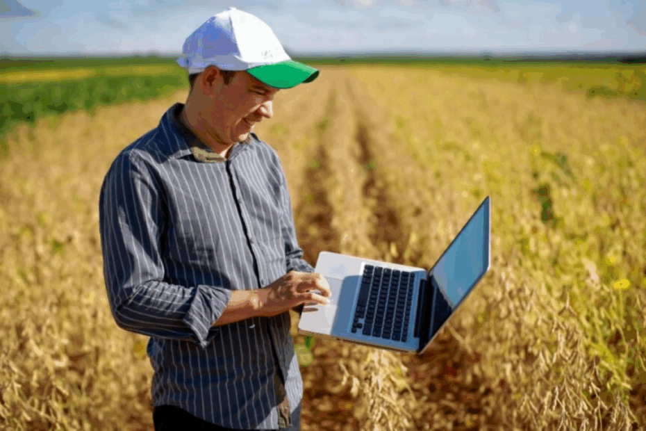 agricultor utiliza tecnologia para fazer a telemetria agrícola