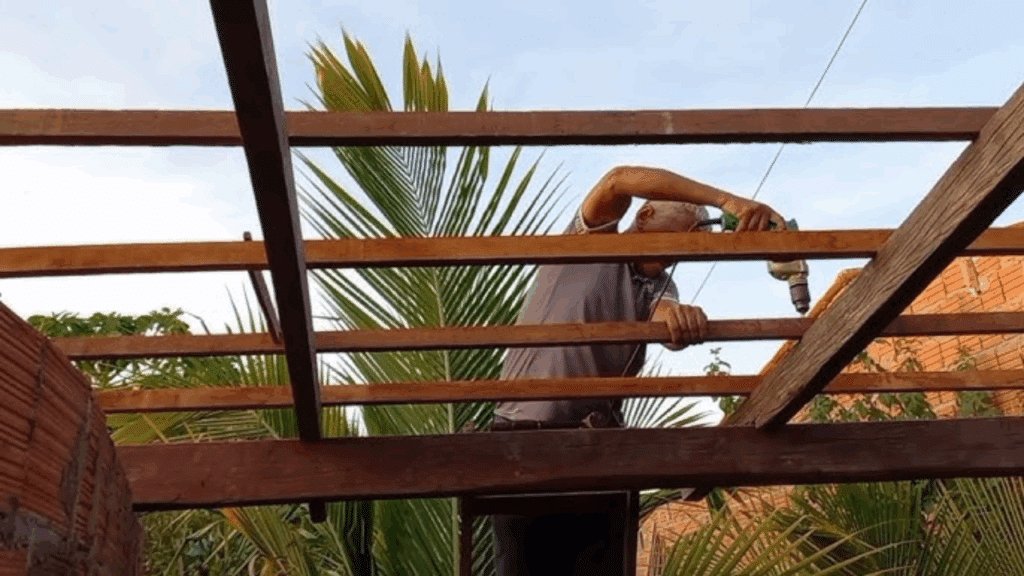 instalação por um profissional de alpendre de madeira.