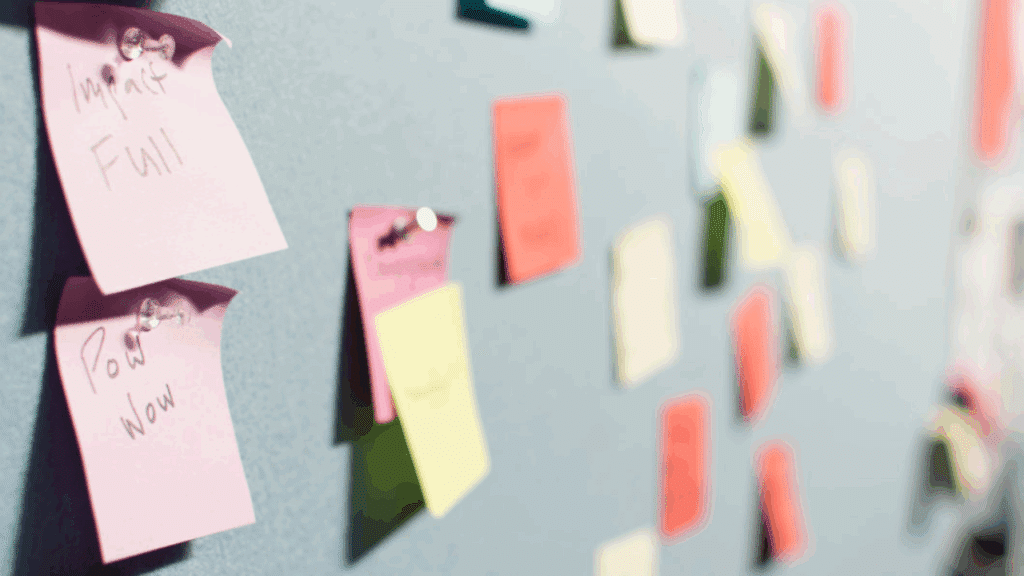 organizador de tarefas estilo post it em parede.