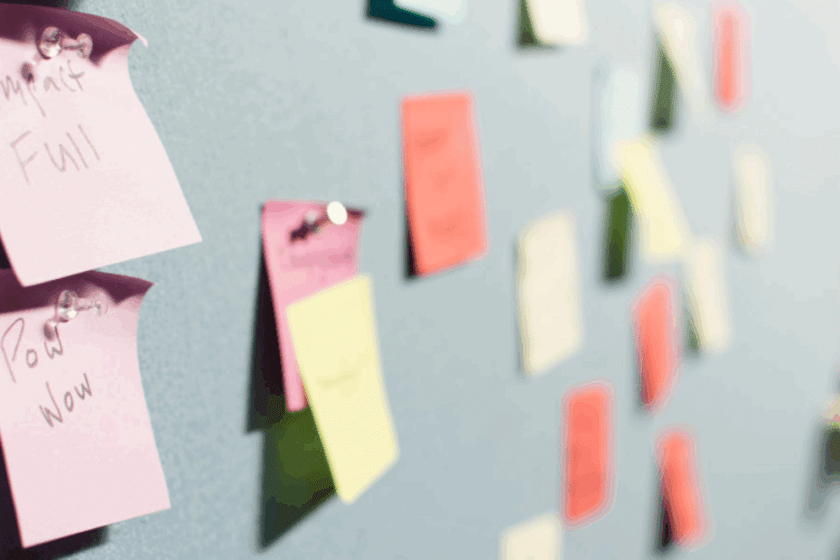 organizador de tarefas estilo post it em parede.