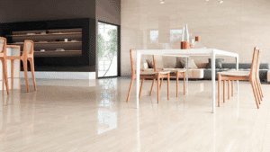 Imagem mostra pisos de porcelanato em uma residência.