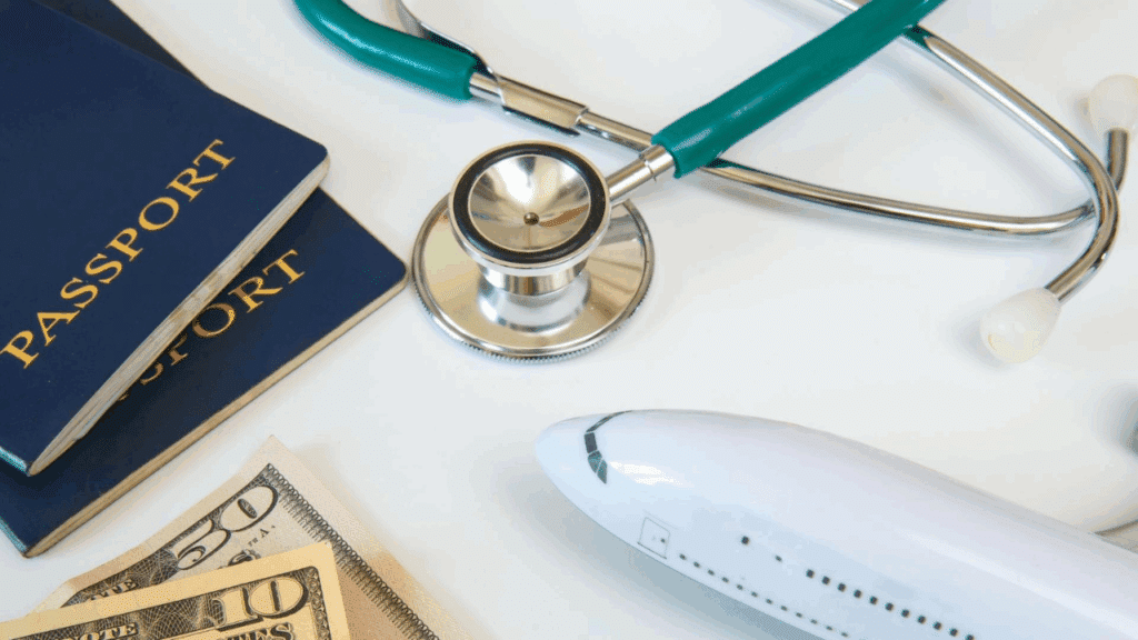 IMAGEM CONTÉM SIMBOLISMOS REFERENTE A SEGURO VIAGENS TAIS QUAL PASSAPORTE, DINHEIRO E UM ESTETOSCÓPIO.
